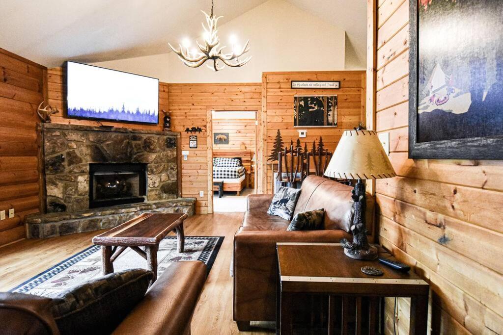 Four Private Suites - Hot Tub - Arcade - Fast Wi-Fi - One Minute To Parkway Fun Pigeon Forge Exterior photo