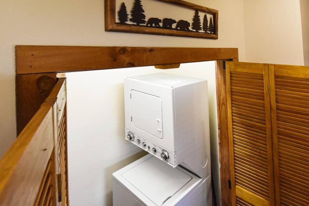 Four Private Suites - Hot Tub - Arcade - Fast Wi-Fi - One Minute To Parkway Fun Pigeon Forge Exterior photo