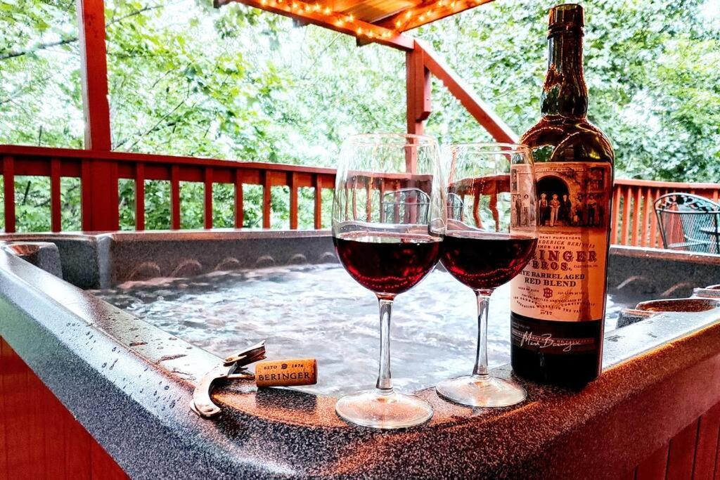 Four Private Suites - Hot Tub - Arcade - Fast Wi-Fi - One Minute To Parkway Fun Pigeon Forge Exterior photo