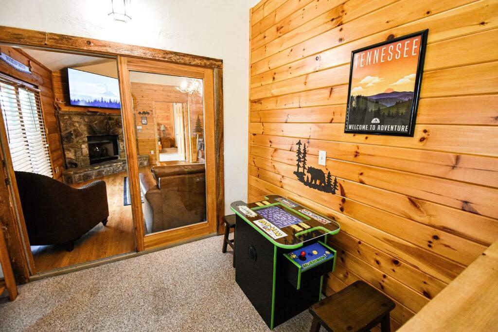 Four Private Suites - Hot Tub - Arcade - Fast Wi-Fi - One Minute To Parkway Fun Pigeon Forge Exterior photo