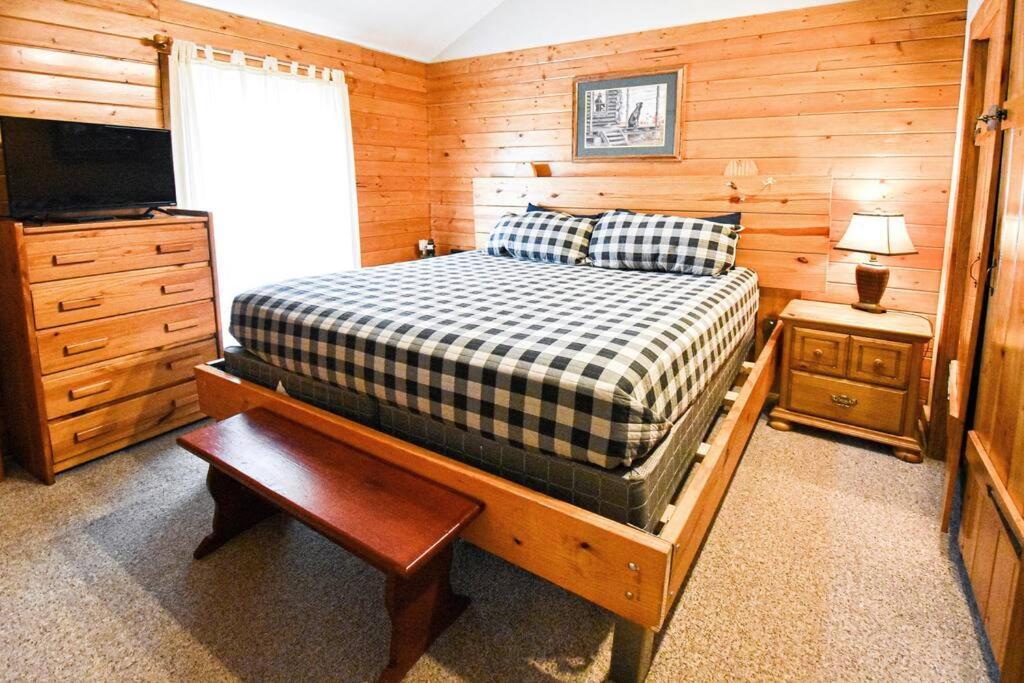 Four Private Suites - Hot Tub - Arcade - Fast Wi-Fi - One Minute To Parkway Fun Pigeon Forge Exterior photo