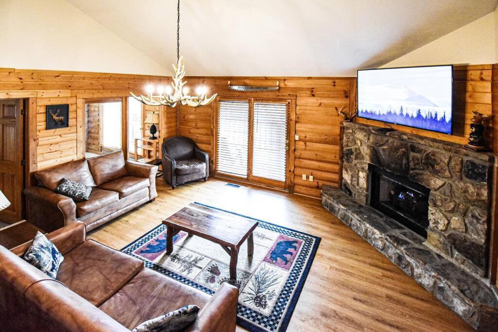 Four Private Suites - Hot Tub - Arcade - Fast Wi-Fi - One Minute To Parkway Fun Pigeon Forge Exterior photo