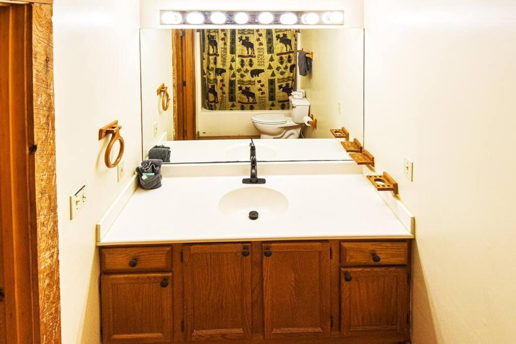 Four Private Suites - Hot Tub - Arcade - Fast Wi-Fi - One Minute To Parkway Fun Pigeon Forge Exterior photo
