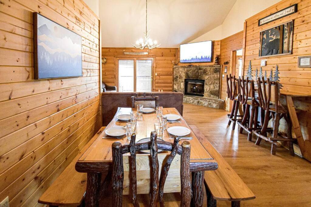 Four Private Suites - Hot Tub - Arcade - Fast Wi-Fi - One Minute To Parkway Fun Pigeon Forge Exterior photo