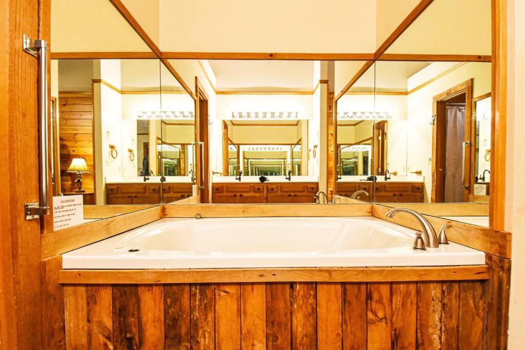 Four Private Suites - Hot Tub - Arcade - Fast Wi-Fi - One Minute To Parkway Fun Pigeon Forge Exterior photo