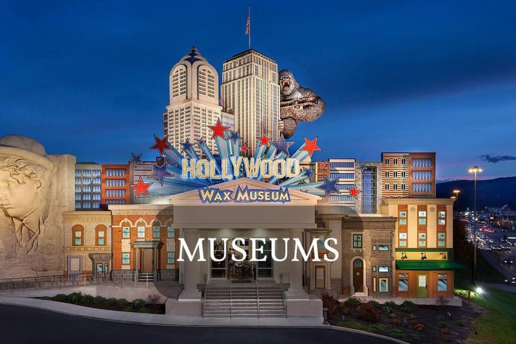 Four Private Suites - Hot Tub - Arcade - Fast Wi-Fi - One Minute To Parkway Fun Pigeon Forge Exterior photo