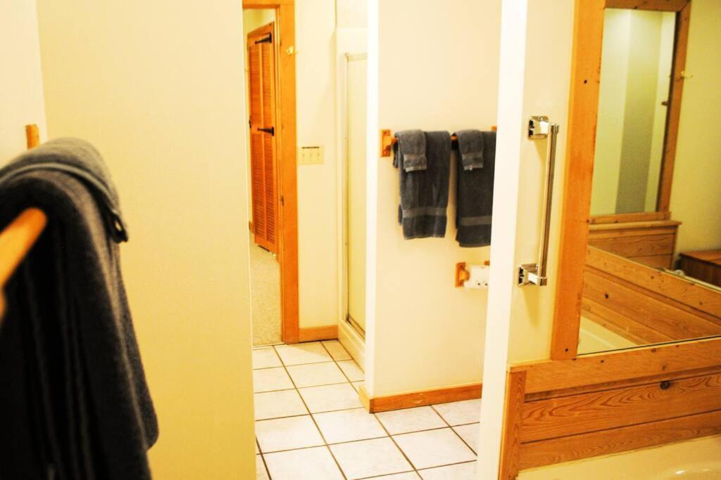 Four Private Suites - Hot Tub - Arcade - Fast Wi-Fi - One Minute To Parkway Fun Pigeon Forge Exterior photo