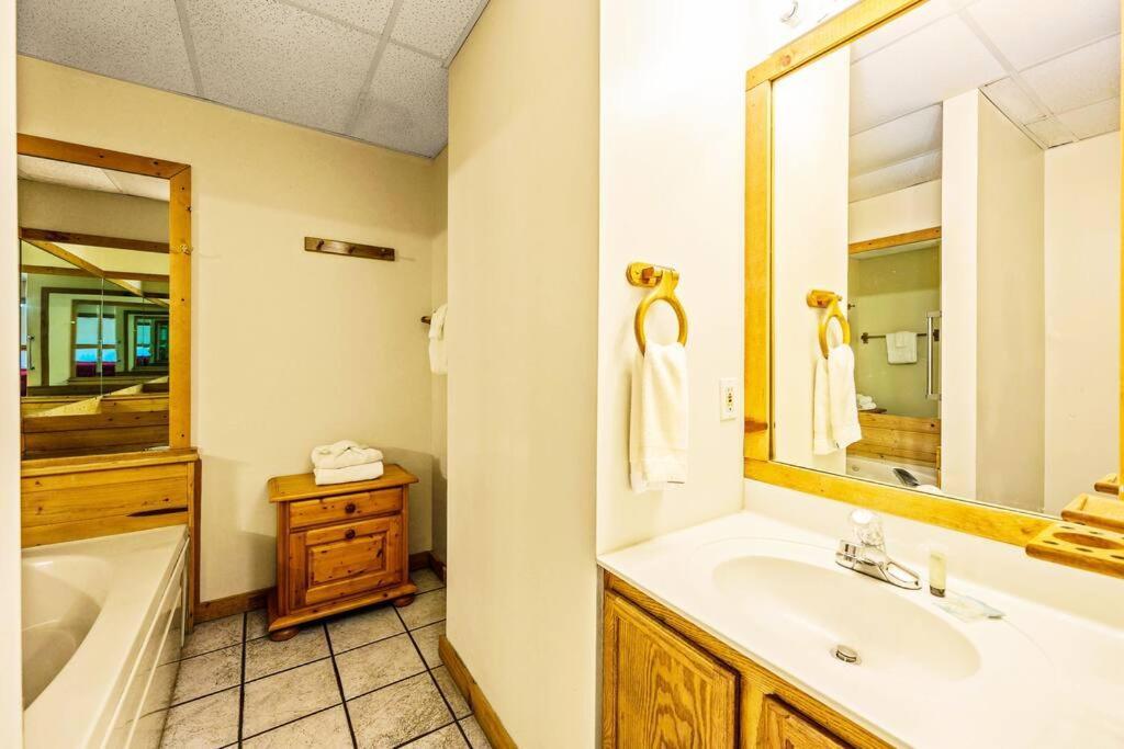 Four Private Suites - Hot Tub - Arcade - Fast Wi-Fi - One Minute To Parkway Fun Pigeon Forge Exterior photo