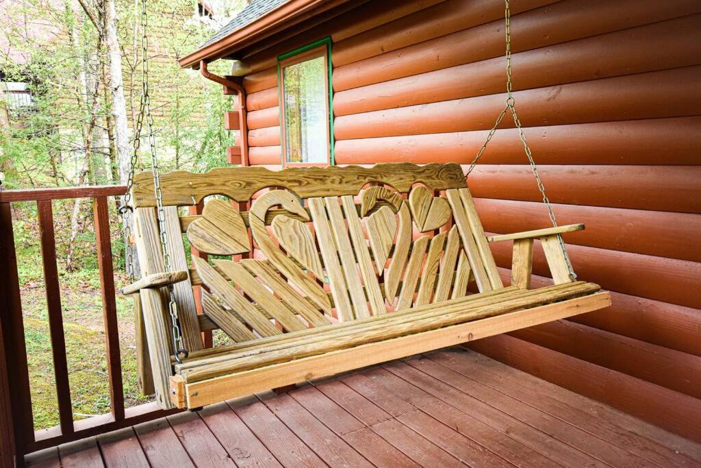 Four Private Suites - Hot Tub - Arcade - Fast Wi-Fi - One Minute To Parkway Fun Pigeon Forge Exterior photo