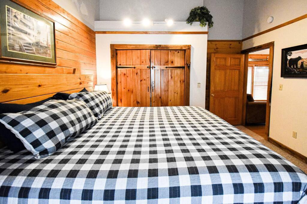 Four Private Suites - Hot Tub - Arcade - Fast Wi-Fi - One Minute To Parkway Fun Pigeon Forge Exterior photo