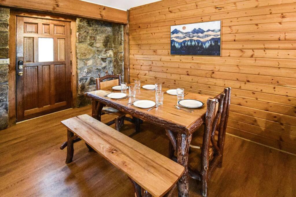Four Private Suites - Hot Tub - Arcade - Fast Wi-Fi - One Minute To Parkway Fun Pigeon Forge Exterior photo